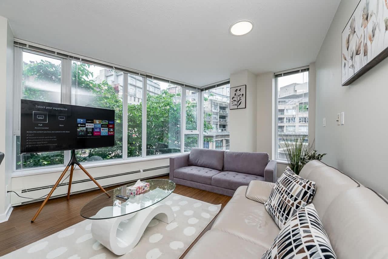 Apartment Spacious Downtown With Pool Gym & Parking *
