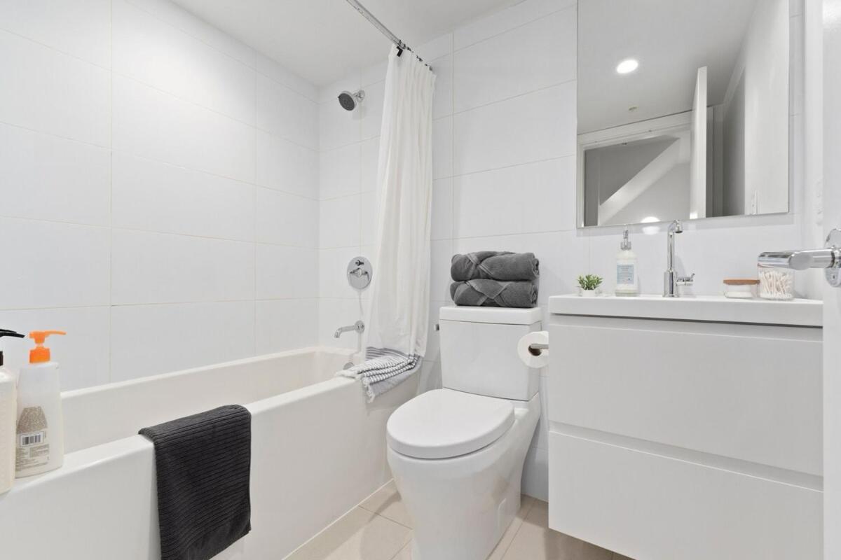 Apartment Modern Yaletown Townhouse With Balcony And Sleeps 9 Guests Vancouver