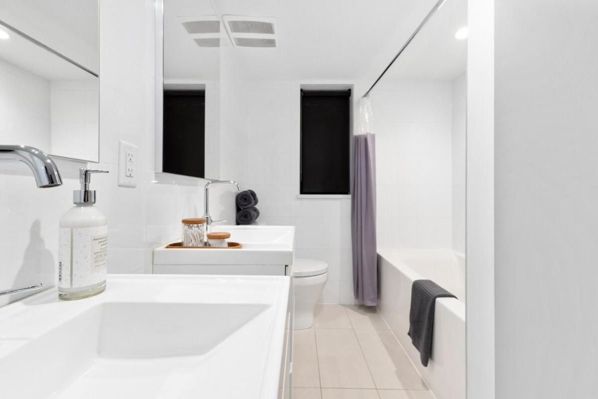 Modern Yaletown Townhouse With Balcony And Sleeps 9 Guests * Vancouver