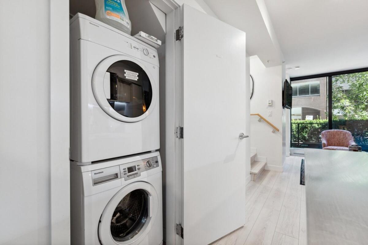 Apartment Modern Yaletown Townhouse With Balcony And Sleeps 9 Guests