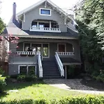 Modern Apartment In Beautiful Kitsilano
