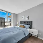 Spacious Dt 2-Bdr High-Rise With View, Pool, Gym