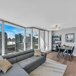 Spacious Dt 2-Bdr High-Rise With View, Pool, Gym