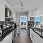 Spacious Dt 2-Bdr High-Rise With View, Pool, Gym