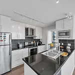 Spacious Dt 2-Bdr High-Rise With View, Pool, Gym