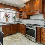 South Vancouver Home 15Mins From Airport/20Mins From Dt