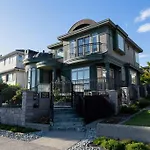 South Vancouver Home 15Mins From Airport/20Mins From Dt