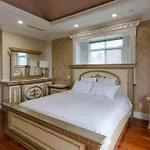 South Vancouver Home 15Mins From Airport/20Mins From Dt