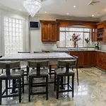 South Vancouver Home 15Mins From Airport/20Mins From Dt