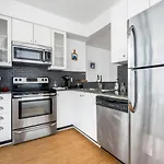 Bright 2 Bedroom Condo Downtown With Free Parking