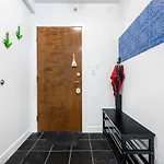 Bright 2 Bedroom Condo Downtown With Free Parking