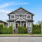 Family-Friendly, 3 Bed House - Private Backyard-Central Location