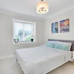 Family-Friendly, 3 Bed House - Private Backyard-Central Location