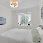 Family-Friendly, 3 Bed House - Private Backyard-Central Location