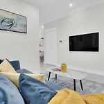 Family-Friendly, 3 Bed House - Private Backyard-Central Location