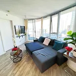 Downtown 4Bd 2Ba View Skytrain 2 Free Parking