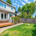 Vancouver Haven: Luxurious Private Bedroom Near Attractions