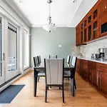 Vancouver Haven: Luxurious Private Bedroom Near Attractions