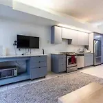 Beautiful Apartment Downtown, Mins To Rogers Arena, Stadium, Restaurants, Shops