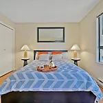 Prime Location Stylish Two-Bedroom Apartment Overlooking Downtown