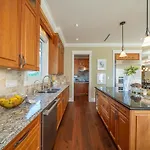 Spacious Cozy House In Vancouver West