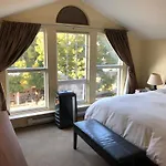 Penthouse Condo With Private Rooftop Patio