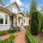 Charming Retreat On Cypress Street, Your Home Away From Home