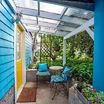 Artsy Private Guest Suite With Outdoor Saloon