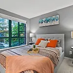 Magnificent 3 Bedroom Duplex In Center Of Yaletown With Fireplace