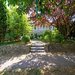 Charming 3Br Home Near Ubc With Parking & Backyard