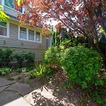 Charming 3Br Home Near Ubc With Parking & Backyard