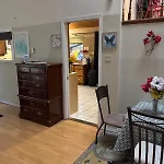 Metro Vancouver Bnb - Walk To Restaurants, Shopping & Transit