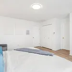 Spacious Family Retreat Central To Yvr And Downtown