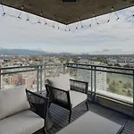 Luxury 2 Bed 2 Bath Condo Downtown Vancouver With Free Parking