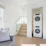 Cozy & Chic Apartment In Central Location