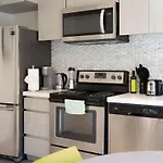 Cozy & Chic Apartment In Central Location