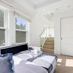 Cozy & Chic Apartment In Central Location