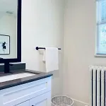 Deluxe Master Queen Bedroom Private Bathroom In Vancouver West