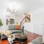 Modern 2 Bedroom Retreat In Coal Harbour Steps To Seawall