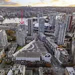 Lovely One-Bedroom Apartment With Pool, Hot Tub, And Gym In The Heart Of Downtown, Skytrain 3Min Away