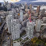 Lovely One-Bedroom Apartment With Pool, Hot Tub, And Gym In The Heart Of Downtown, Skytrain 3Min Away