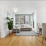 Lovely One-Bedroom Apartment With Pool, Hot Tub, And Gym In The Heart Of Downtown, Skytrain 3Min Away