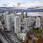 Lovely One-Bedroom Apartment With Pool, Hot Tub, And Gym In The Heart Of Downtown, Skytrain 3Min Away