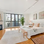 Premium 2 Bedroom Suite In Yaletown Huge And Elegant Living Space