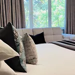 Deluxe Master Queen Bedroom Private Bathroom In Vancouver West