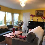 Shiny Queen Elizabeth Guesthouse