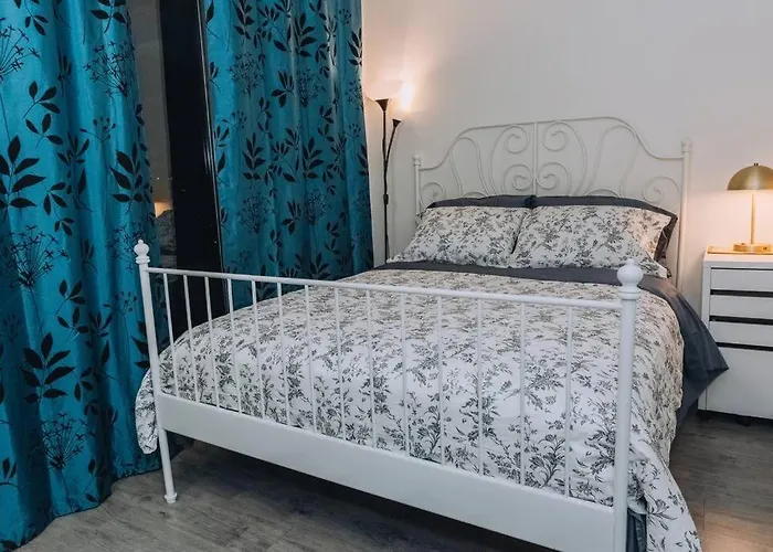 Modern Condo In The Heart Of Dt Overlooking City