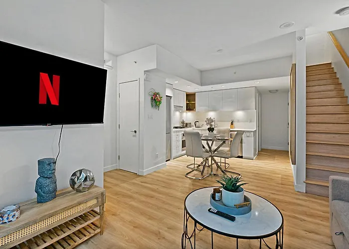 Elegant & Cozy Two-Bedroom Duplex In The Heart Of Yaletown