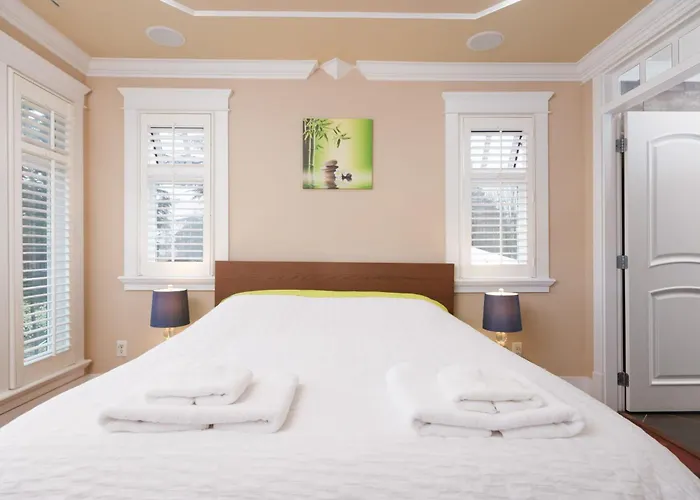 Deluxe Double Room With Private Washroom In Family Villa