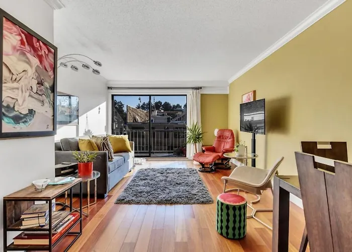 Adorable 1-Bedroom Apartment On Kitsilano Beach
